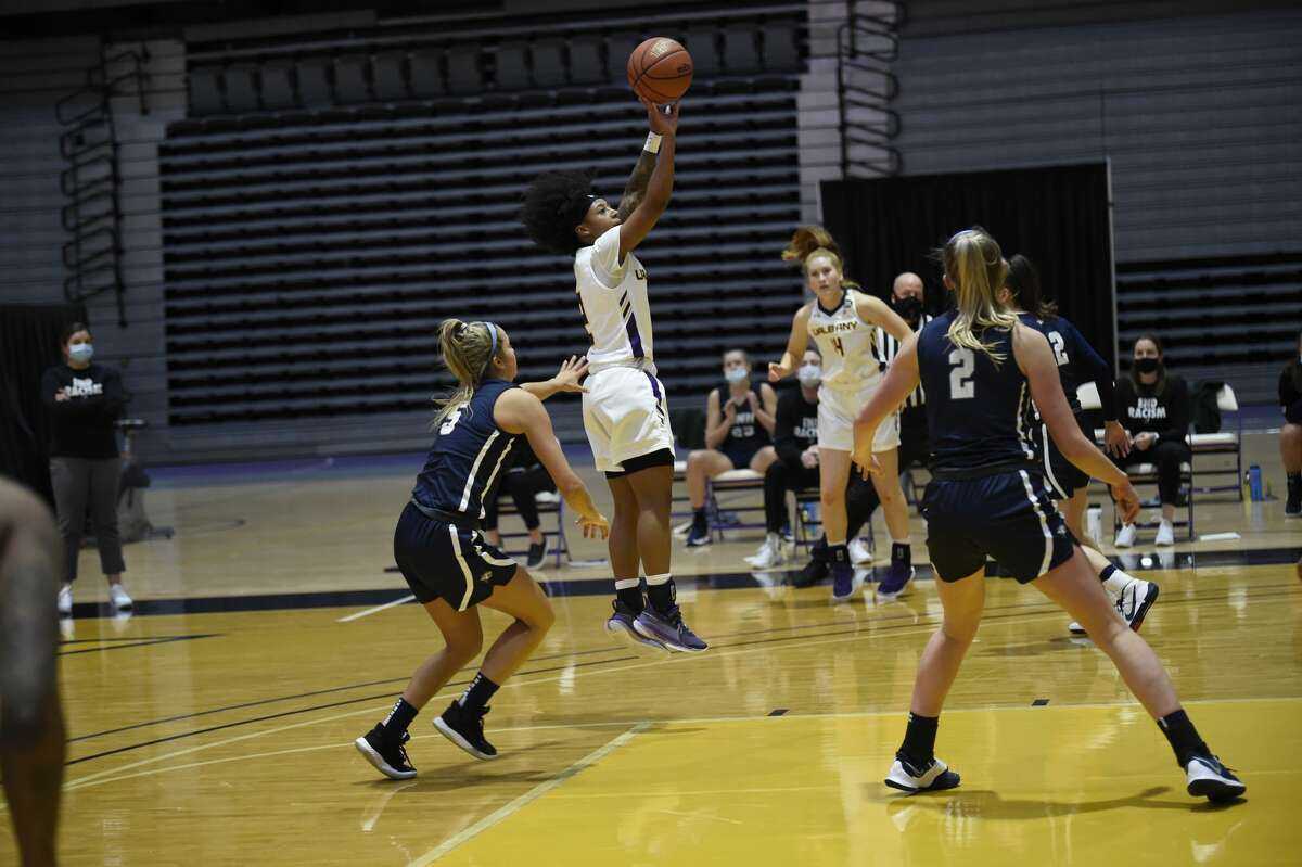 UAlbany's Kyara Frames goes up for a shot against New Hampshire in an America East women's basketball game Saturday, Jan. 23, 2021, at SEFCU Arena in Albany. Teammate Stella Popp (4) is in the background. UNH defenders are Amanda Torres (5) and Brooke Kane (2). (Kathleen Helman/UAlbany athletics)