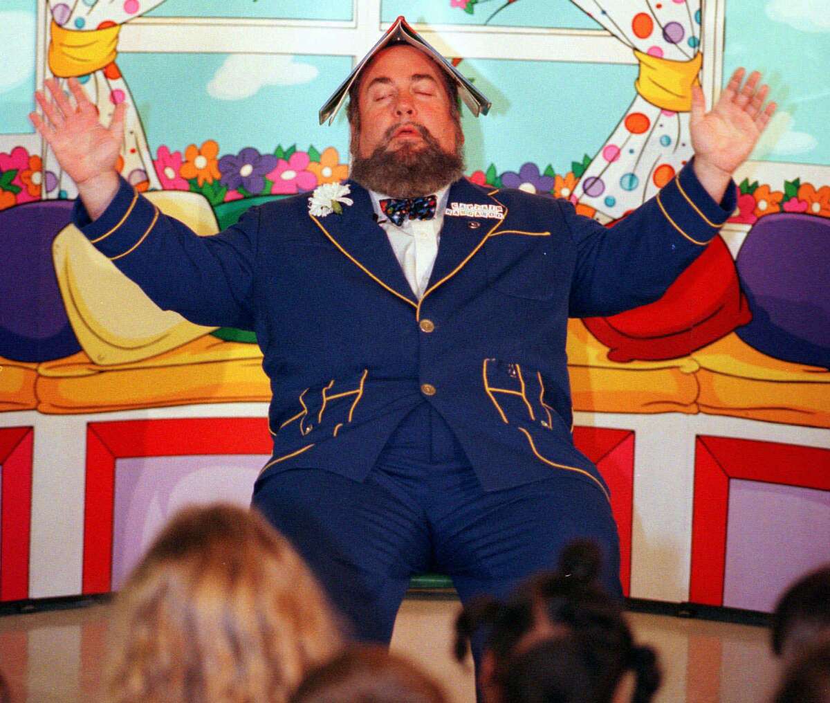 Captain Kangaroo, (John McDonough,) acts out a part of the book he is reading to children at Belding Elementary School in Chicago, Thursday, Sept. 24, 1998. The Captain is promoting reading during an 11-city 'Captain Kangaroo Storybook Corner Tour.' (AP Photo/Fox Family Channel, Jonathan Kirn)