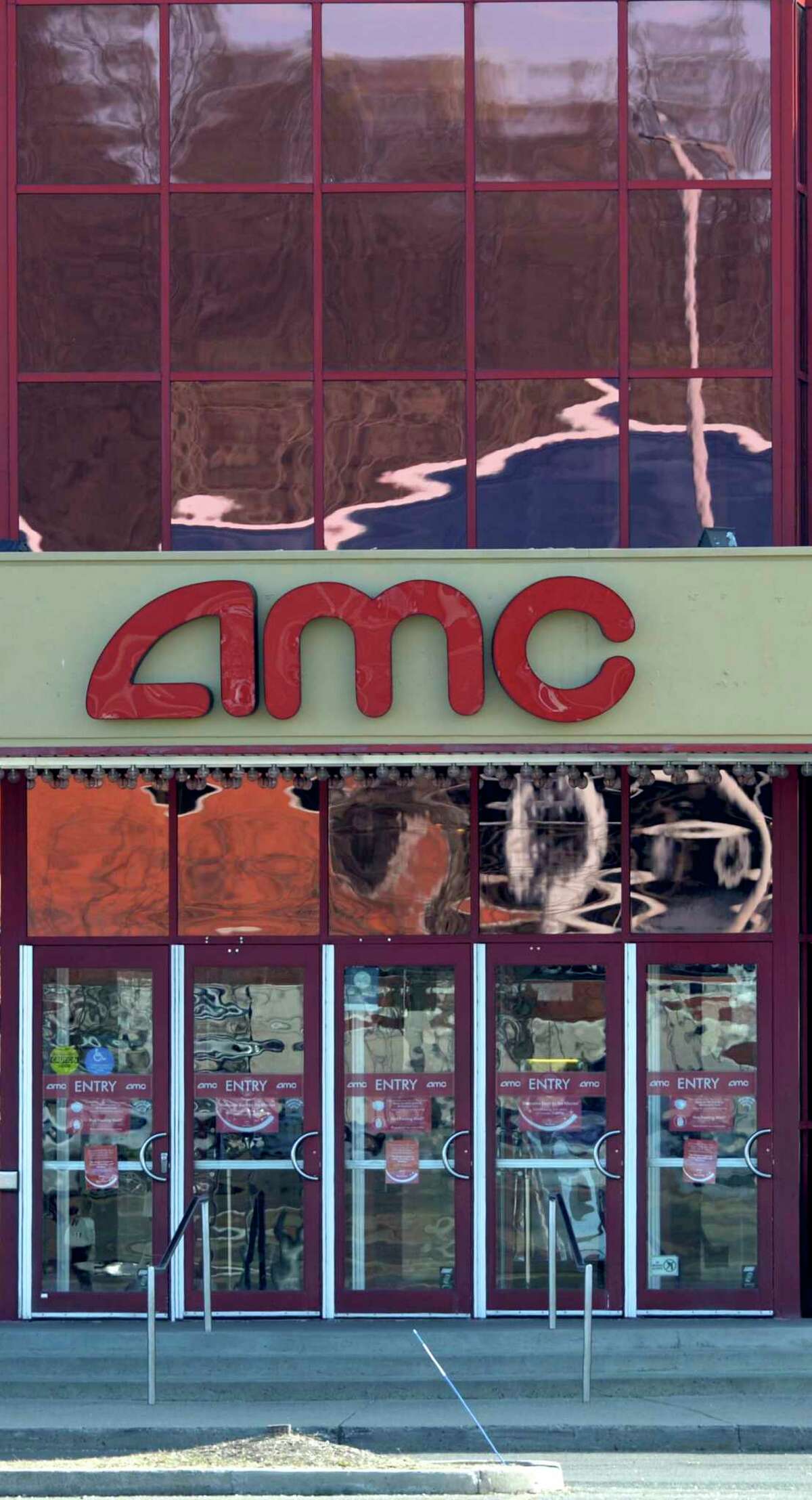 AMC, nation's largest theater chain, dodges going dark with $900M+