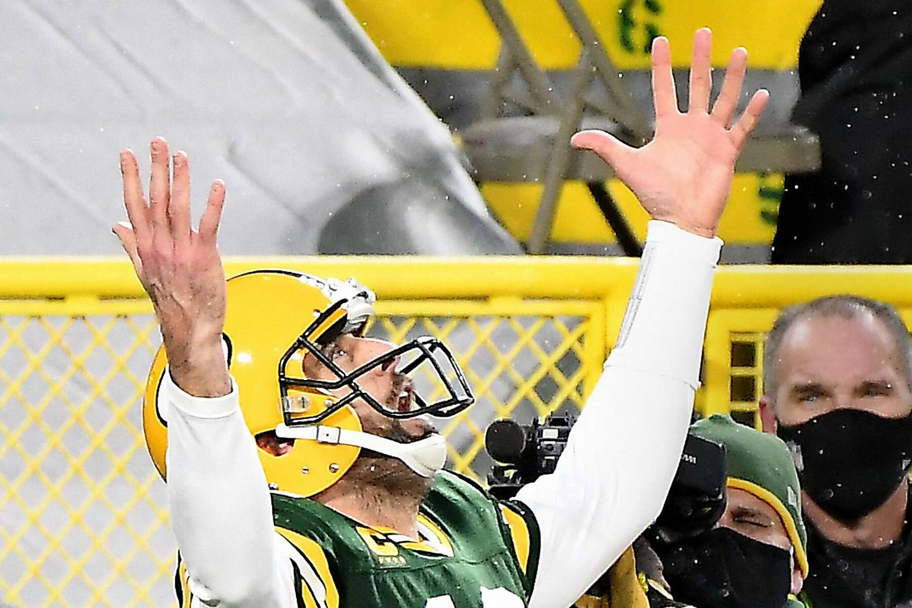 Packers' Aaron Rodgers clarifies postgame remarks about his future