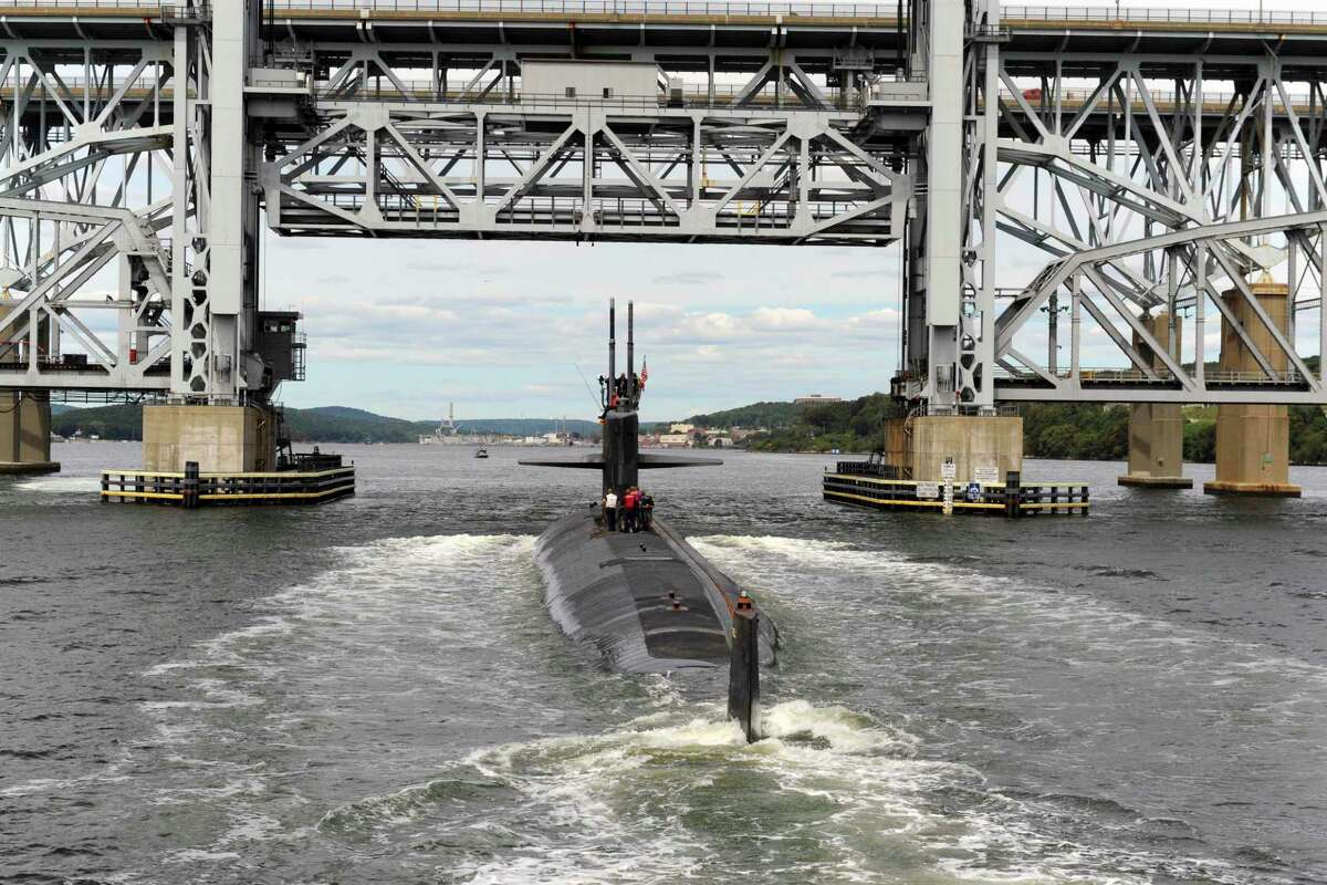 The Los Angeles-class submarine USS Newport News cruises up the Thames River in August 2020 past Electric Boat, en route to the Naval Submarine Base New London in Groton, Conn. (U.S. Navy file photo by Petty Officer 2nd Class Tristan Lotz)