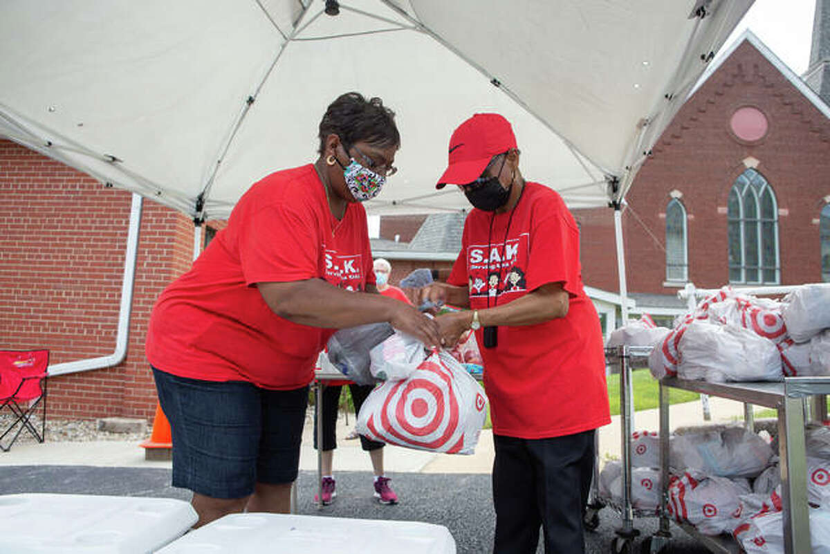 In 2020, SAK (Serving Area Kids), a local nonprofit, received a $2,000 COVID-19 relief grant from Edwardsville Community Foundation. The grant gave direct support to help provide summer sack lunches, including fresh fruit, to area students and families in need. The photograph shows SAK volunteers distributing food.