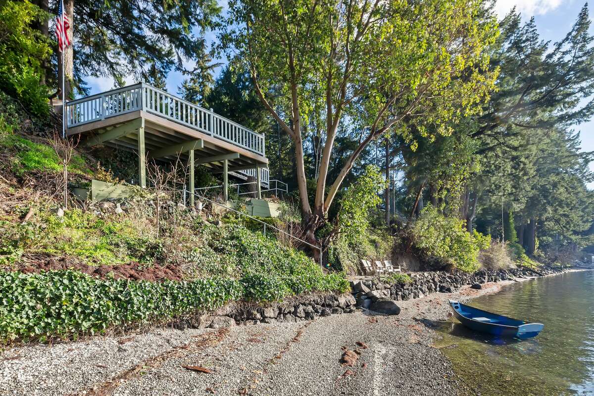 Waterfront estate for under 1M? Yes, in Bremerton