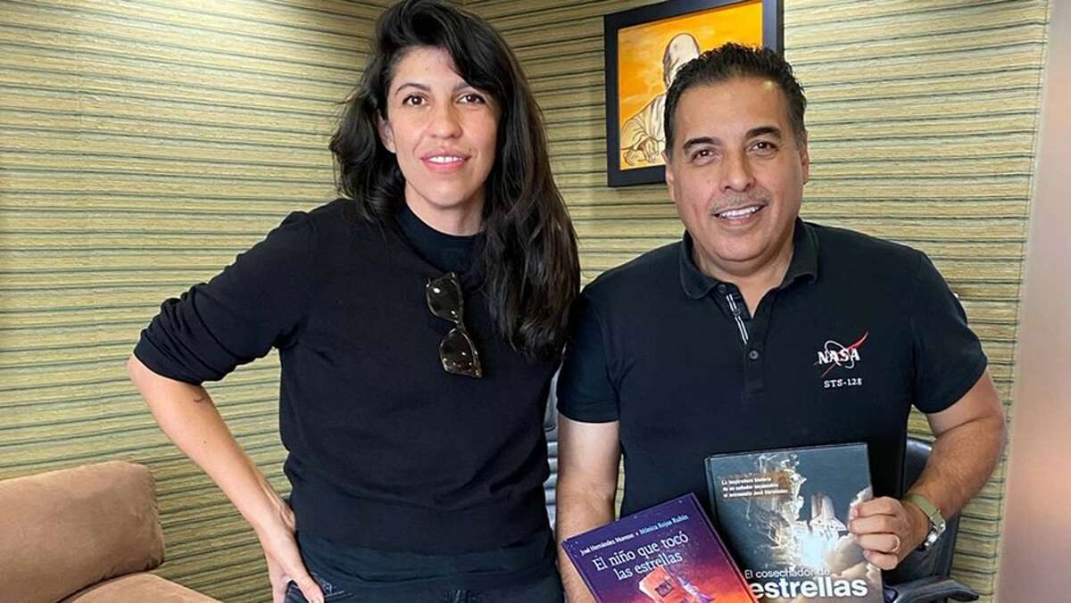 La directora Alejandra Márquez Abela con el ex astronauta de la NASA José Hernández.