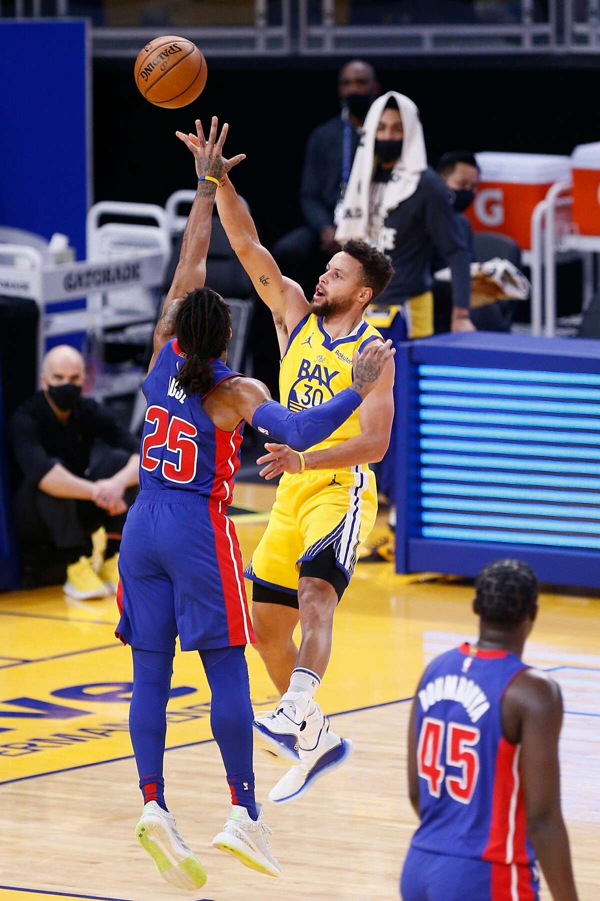 Golden State Warriors guard Stephen Curry (30) scores a two-point field goal against Detroit Pistons guard Derrick Rose (25) in the second period of an NBA game at Chase Center on Saturday, Jan. 30, 2021, in San Francisco, Calif.