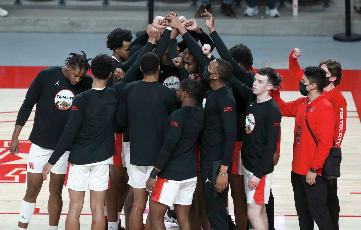 The Houston Cougars huddle before the start of the first half of an NCAA men’s basketball game at the Fertitta Center, in Houston, Sunday, Jan. 31, 2021.
