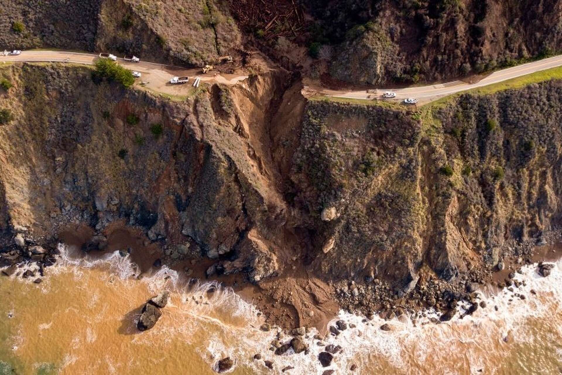 More pH๏τos show Highway 1 damage; reopening date unknown
