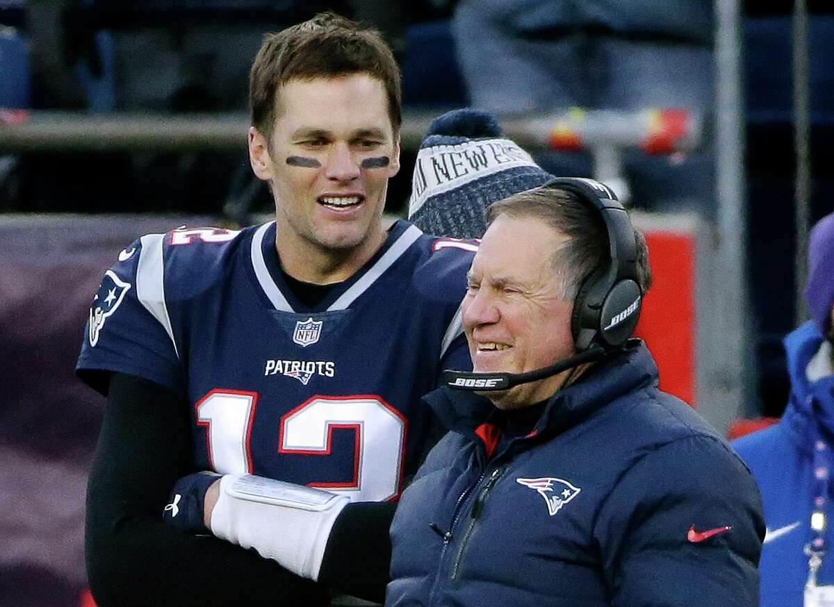 Tom Brady wants a high five on Patriots sideline, can't find