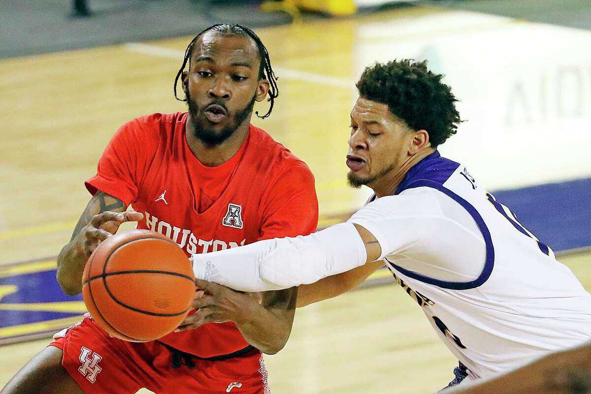 DeJon Jarreau (3) de Houston se bat avec Tyrie Jackson (10) de la Caroline de l'Est pendant la première moitié d'un match de basket-ball universitaire de la NCAA à Greenville, Caroline du Nord, le mercredi 3 février 2021 (AP Photo / Karl B DeBlaker)