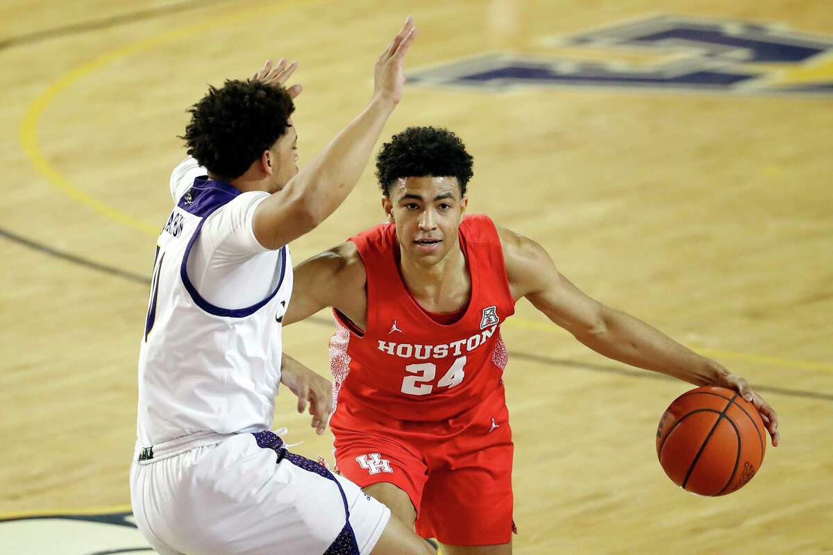 Quentin Grimes de Houston (24 ans) envoie le ballon dans Tyrie Jackson (10) de la Caroline de l'Est pendant la première moitié d'un match de basket-ball universitaire de la NCAA à Greenville, Caroline du Nord, le mercredi 3 février 2021 (Crédit: AP Photo / Karl B DeBlaker)