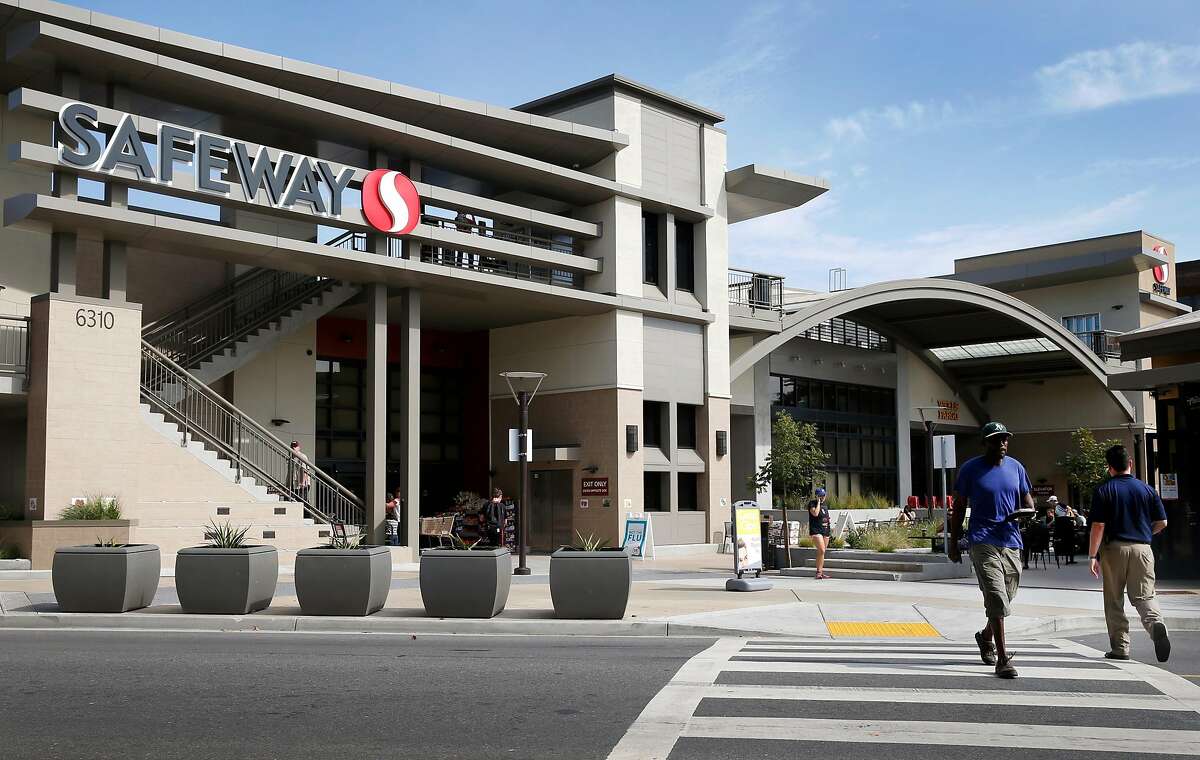 A Safeway store on College Ave. in Oakland. Safeway offered hazard pay at the beginning of the pandemic and then withdrew it. Oakland is now requiring large grocers to pay workers $5 an hour more as hazard pay.