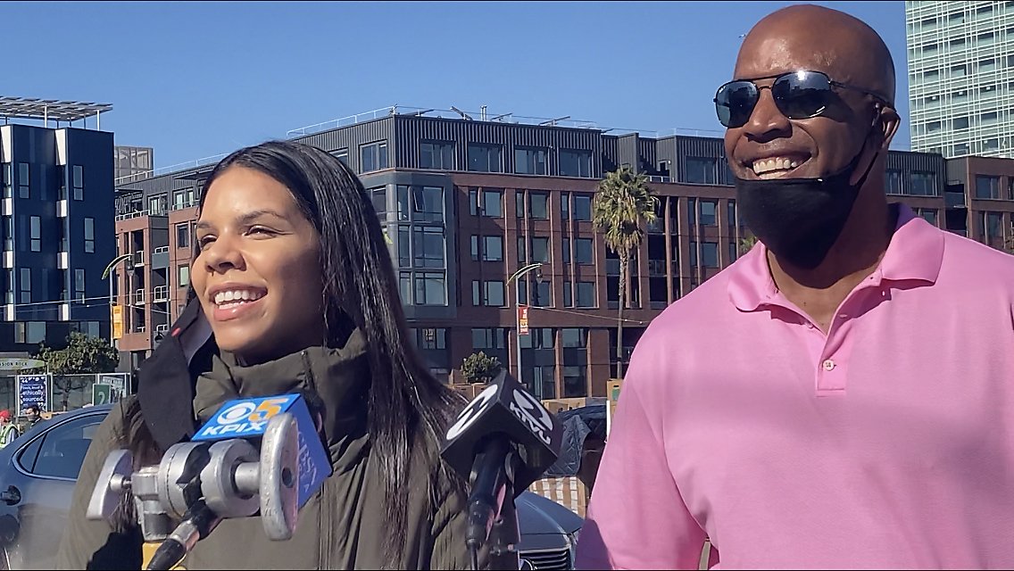 Barry Bonds volunteers with Second Harvest Food Bank