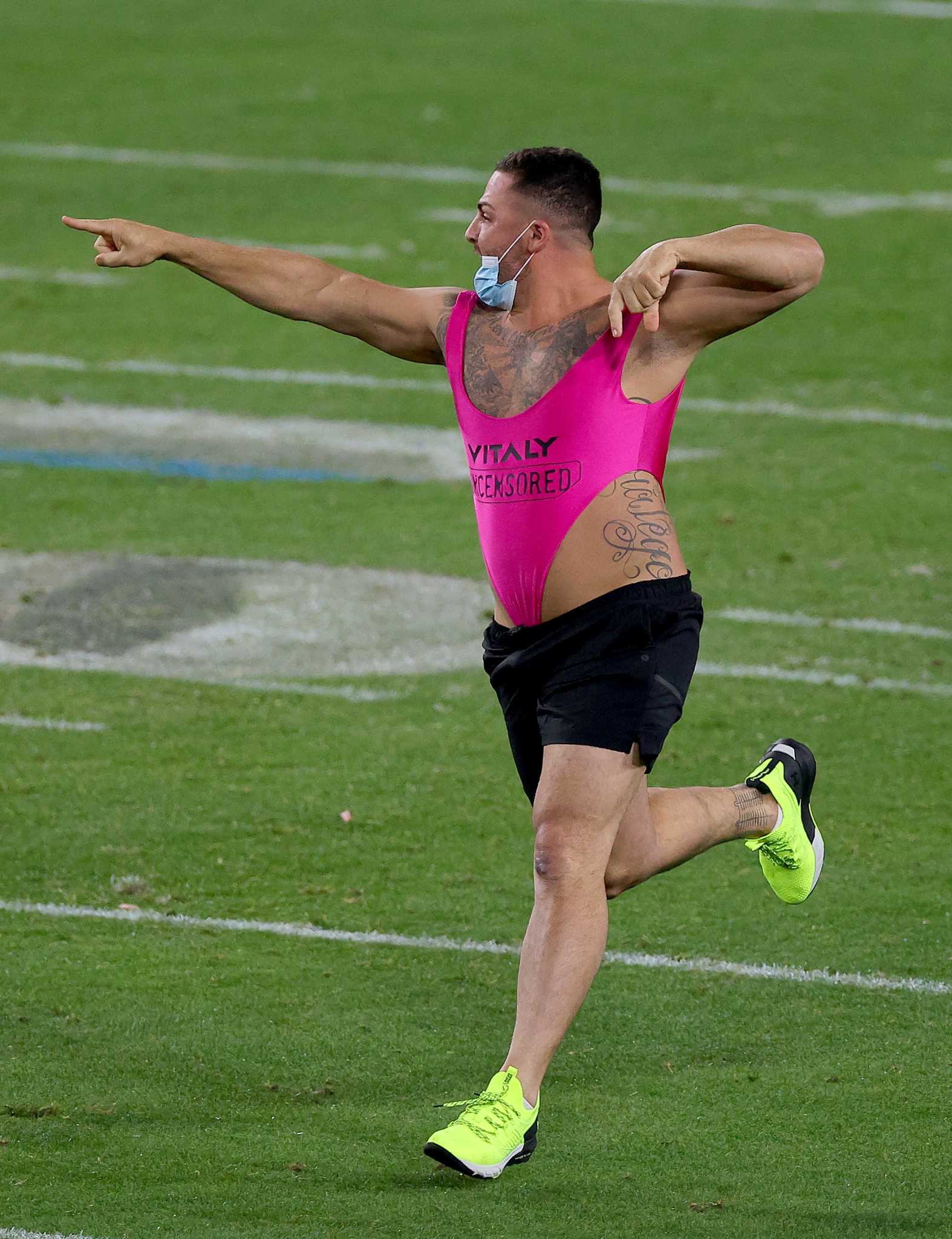 Yes, A Rogue Fan Ran Onto the Super Bowl Field