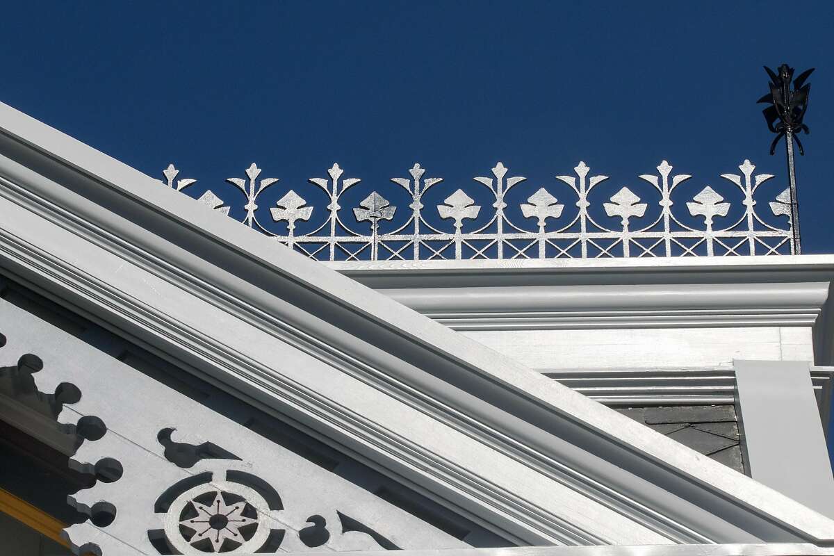 Einige der neu installierten benutzerdefinierten Details wurden einem viktorianischen Haus im Noe Valley hinzugefügt, das am 5. Februar 2021 von Skeeter Jones in San Francisco restauriert wurde. Seit mehr als 40 Jahren hat sich Jones auf die Restaurierung der Fassaden alter viktorianischer Häuser spezialisiert.