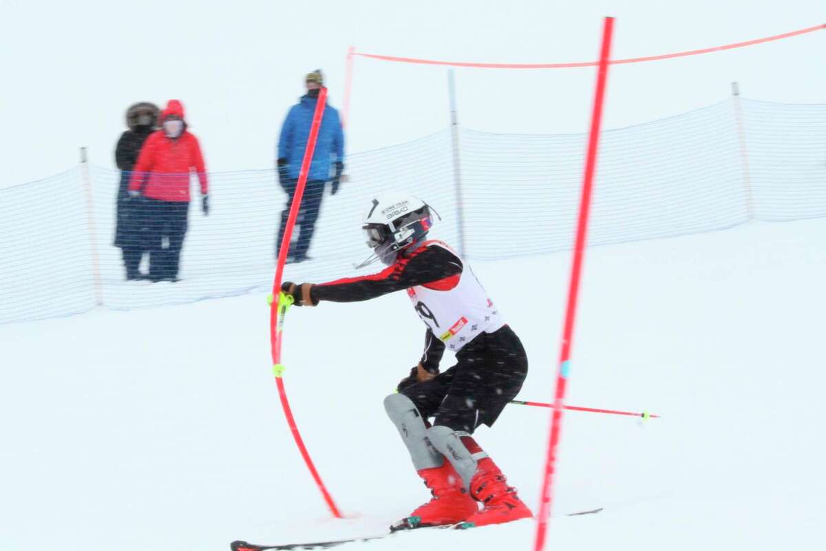 Ethan Novak delivers a pair of clean runs in the slalom on Monday at regionals. (Robert Myers/Record Patriot)