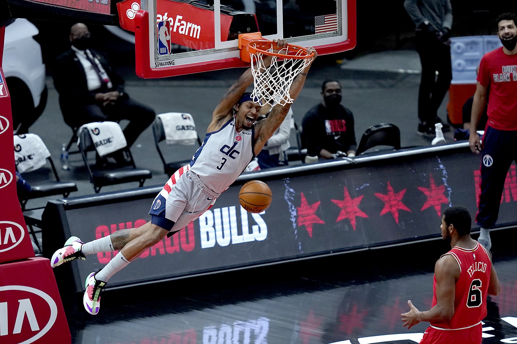 Wizards hold off Bulls for rare win
