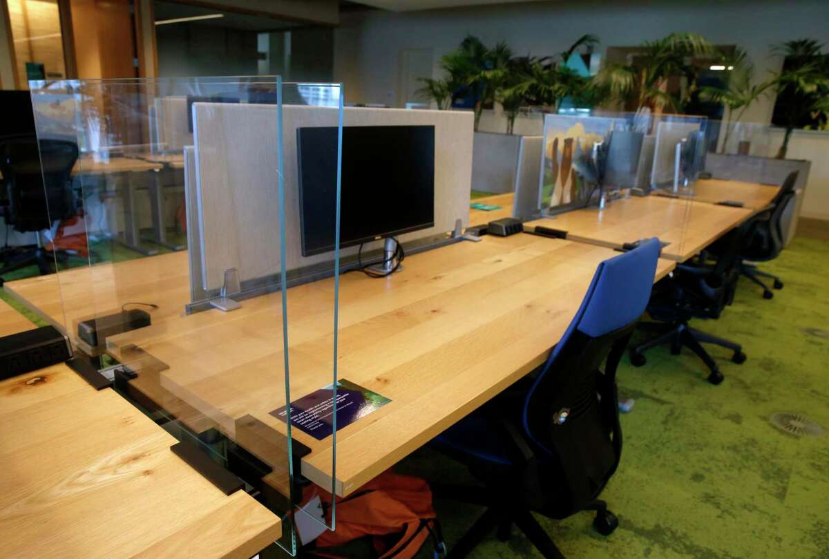 Salesforce曾打算重新开放一个用有机玻璃隔断的办公室，但随着冠状病毒大流行的恶化，这些计划被推迟了。