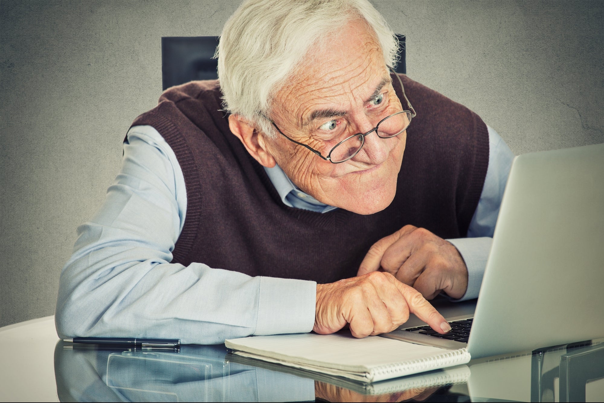 A 90-year-old man paid 200 thousand pesos to complain about AT&T in a newspaper ad - Vimarsana News