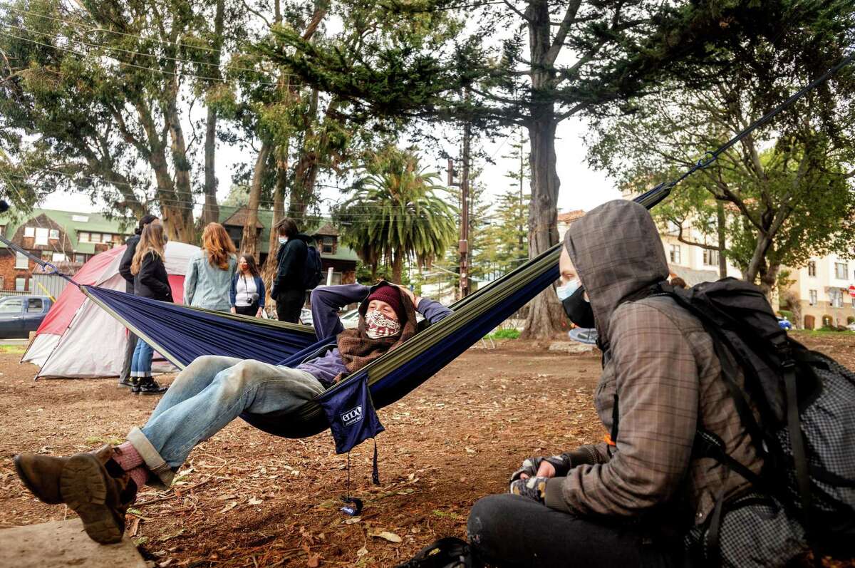 加州大学四年级博士生科尔曼·雷尼(Coleman Rainey)躺在人民公园的吊床上。加州大学伯克利分校的选址计划引发了抗议。