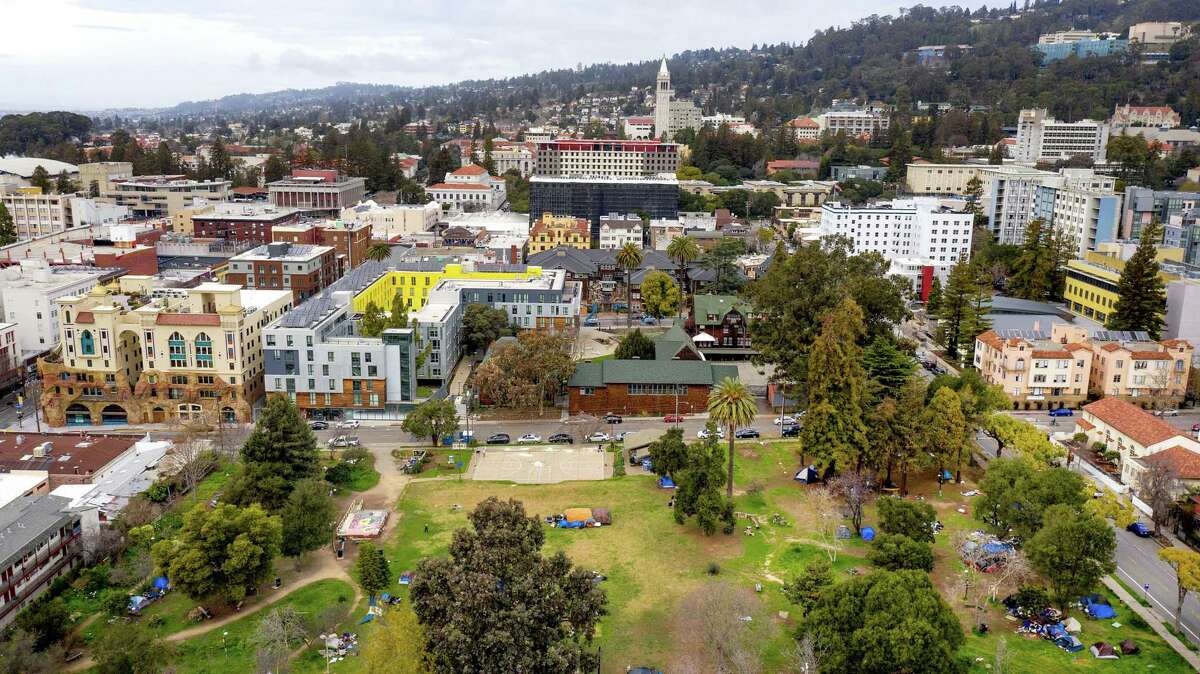 人民公园以加州大学伯克利分校为背景。学生们正在集会抗议大学开发这片土地的计划。