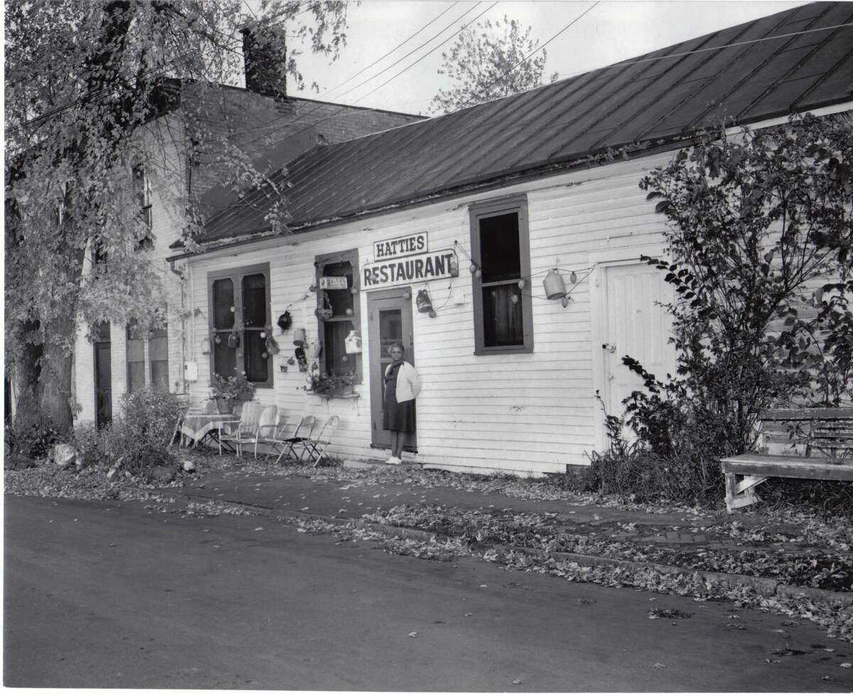 Hattie's Chicken Shack était situé sur South Federal Street en 1969. Le restaurant, fondé par Hattie Mosley, a été déplacé à Phila Street pendant la rénovation urbaine à Saratoga Springs.