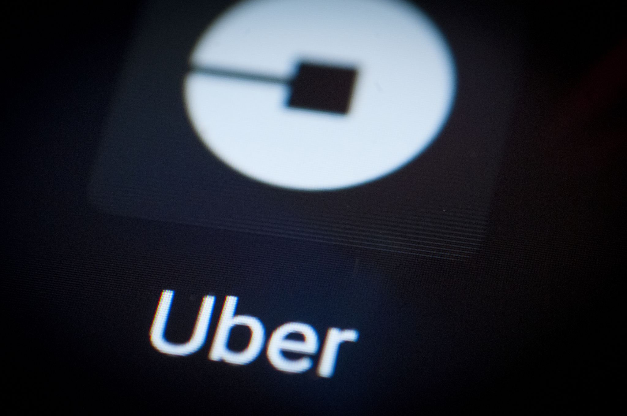 Uber agregará recargos temporales a los viajes y las entregas de alimentos debido al aumento de los precios de la gasolina