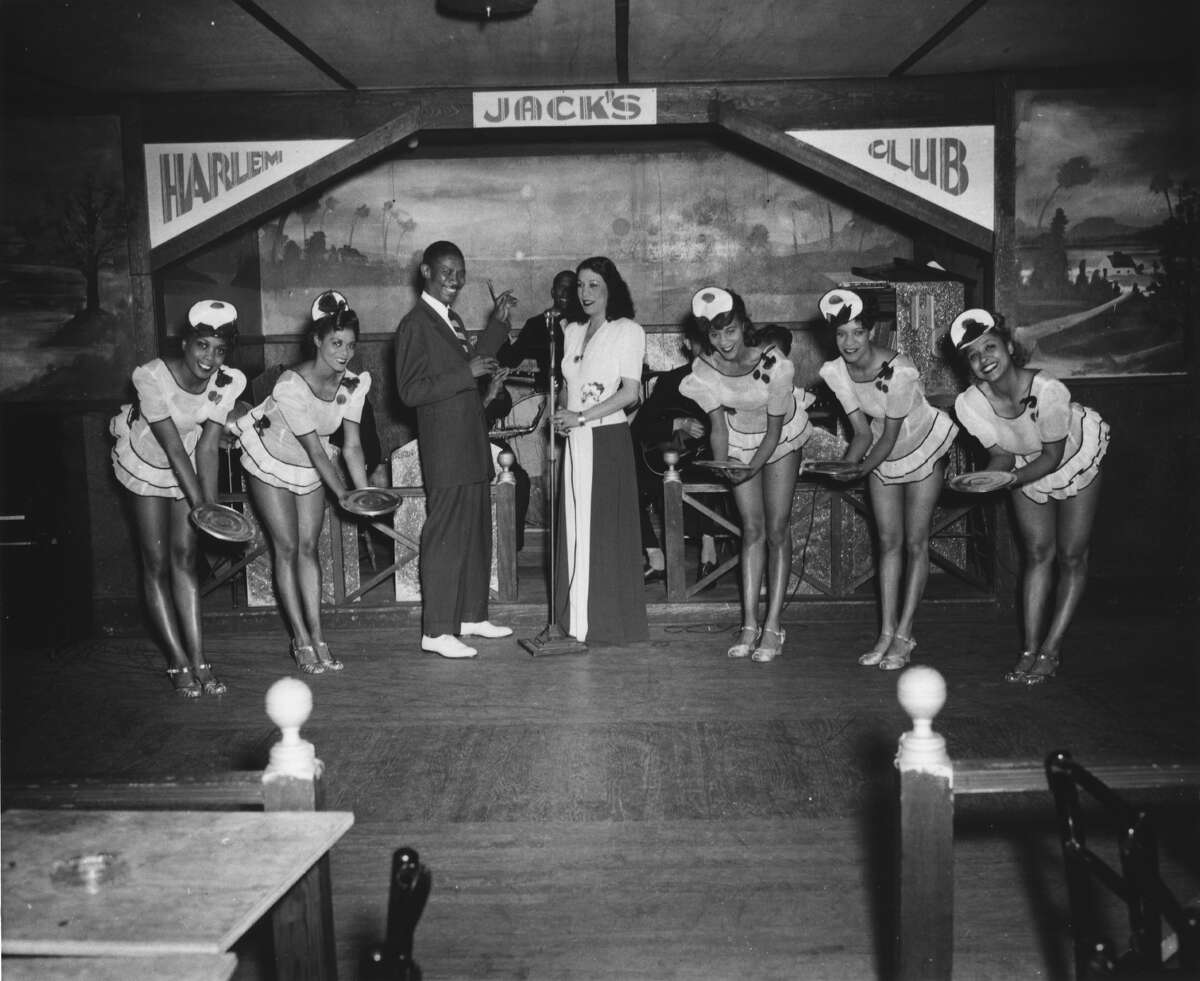 Les artistes interprètes ou exécutants posent dans le Jack's Harlem Club qui était sur Congress Street, du côté ouest de Saratoga Springs, sur cette photo du 31 juillet 1942.  Isaiah Jackson était le propriétaire.  L'ensemble de la zone a été démoli dans les années 1960 dans le cadre de la rénovation urbaine.  (Photo gracieuseté de la collection George S. Bolster de la société historique de Saratoga Springs)