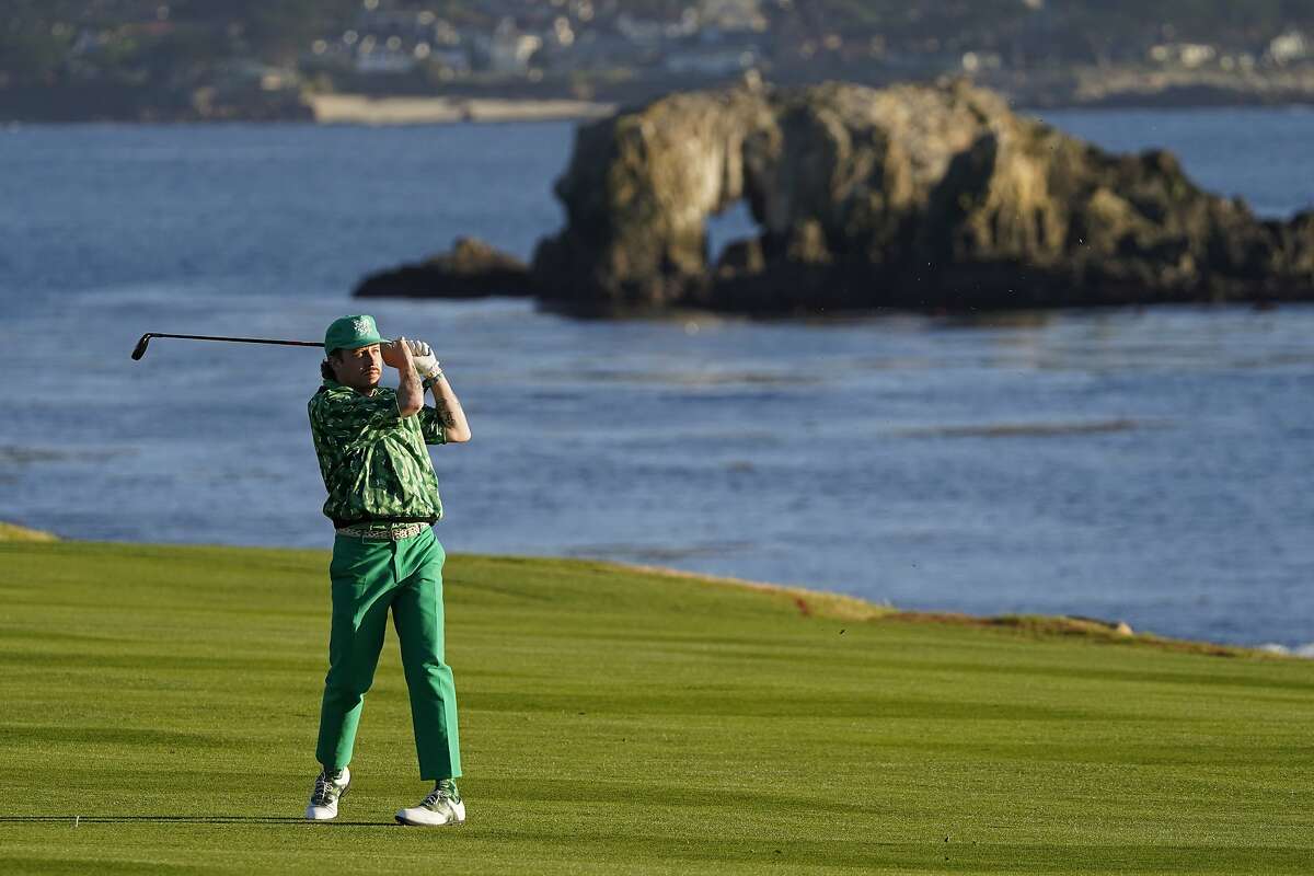 Bill Murray sinking a no look golf putt might be the best thing