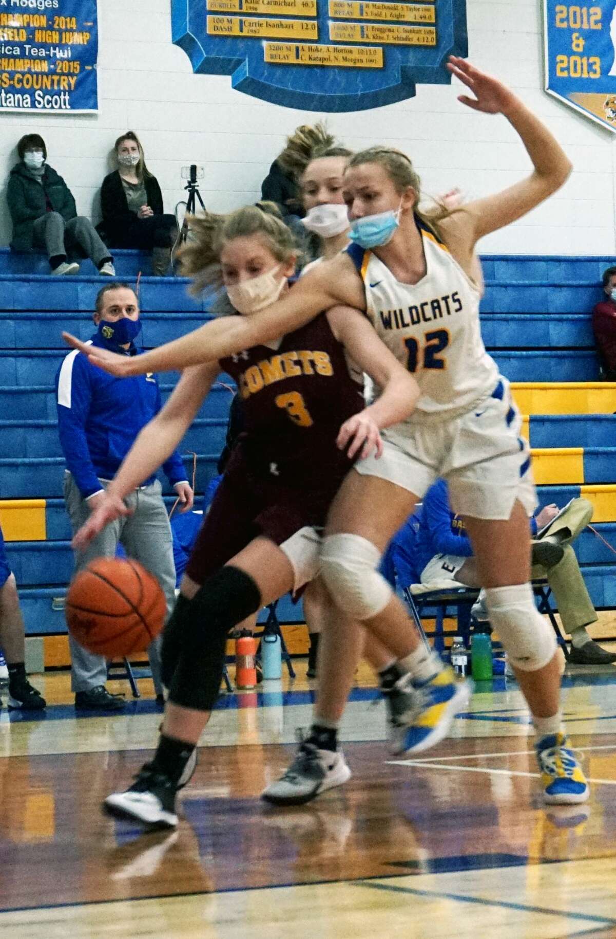Wildcat ladies begin basketball season with openingnight defeat