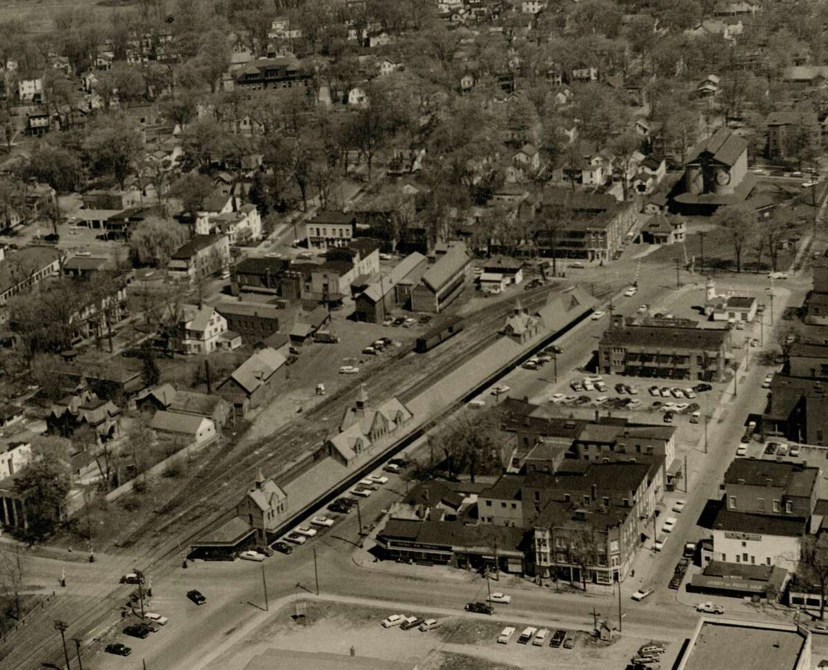 Il s'agit d'une vue aérienne de Railroad Place et de Woodlawn Avenue avant la rénovation urbaine.  La gare, longtemps déplacée, est toujours intacte sur cette photographie.