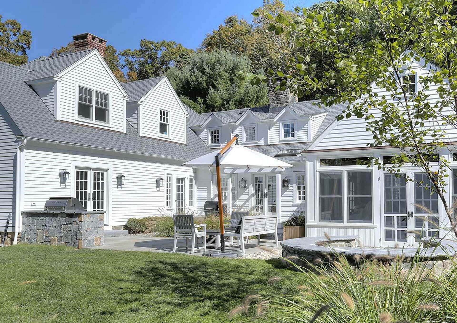 Inspiring Room: Modern Nantucket-Style Farmhouse Kitchen with Gray Cabinets  - Chicago Architectural Photographer, image size:1920x1358