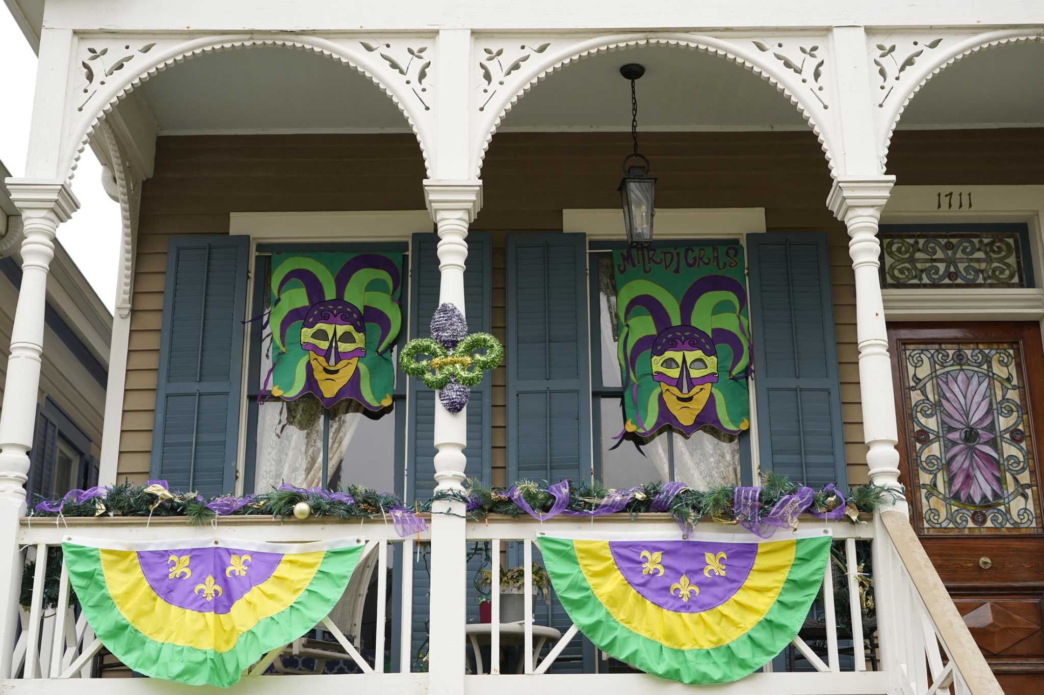 Galveston Historic District’s porch parade celebrates Mardi Gras