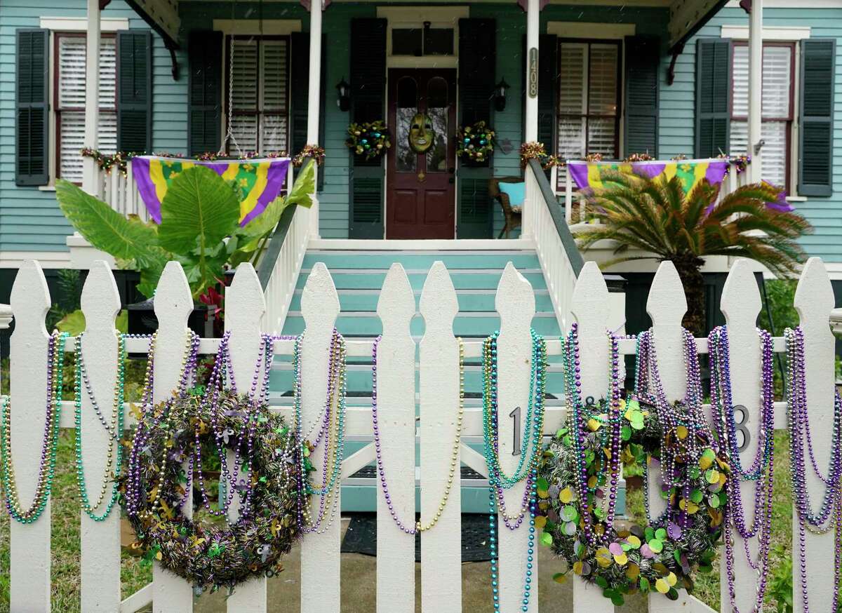 Galveston Historic District’s porch parade celebrates Mardi Gras