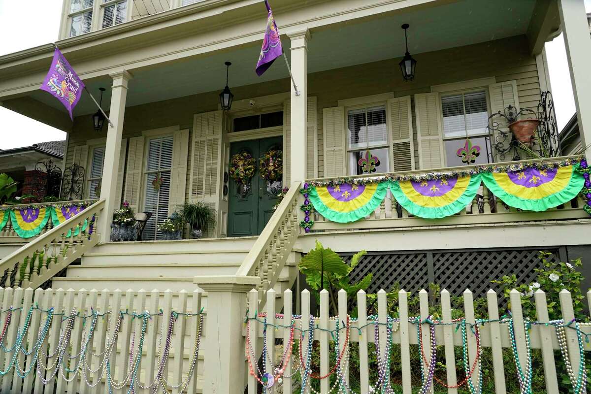 Galveston Historic District’s porch parade celebrates Mardi Gras