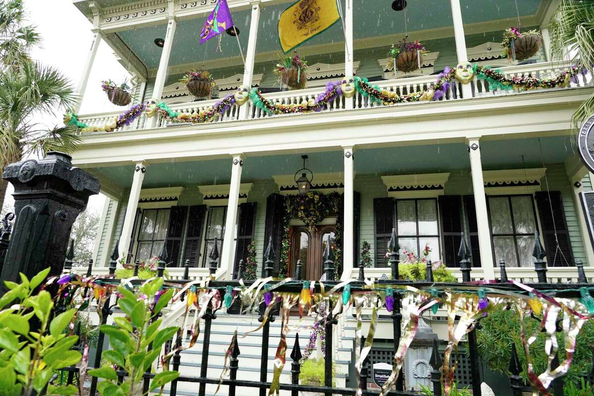 Galveston Historic District’s porch parade celebrates Mardi Gras
