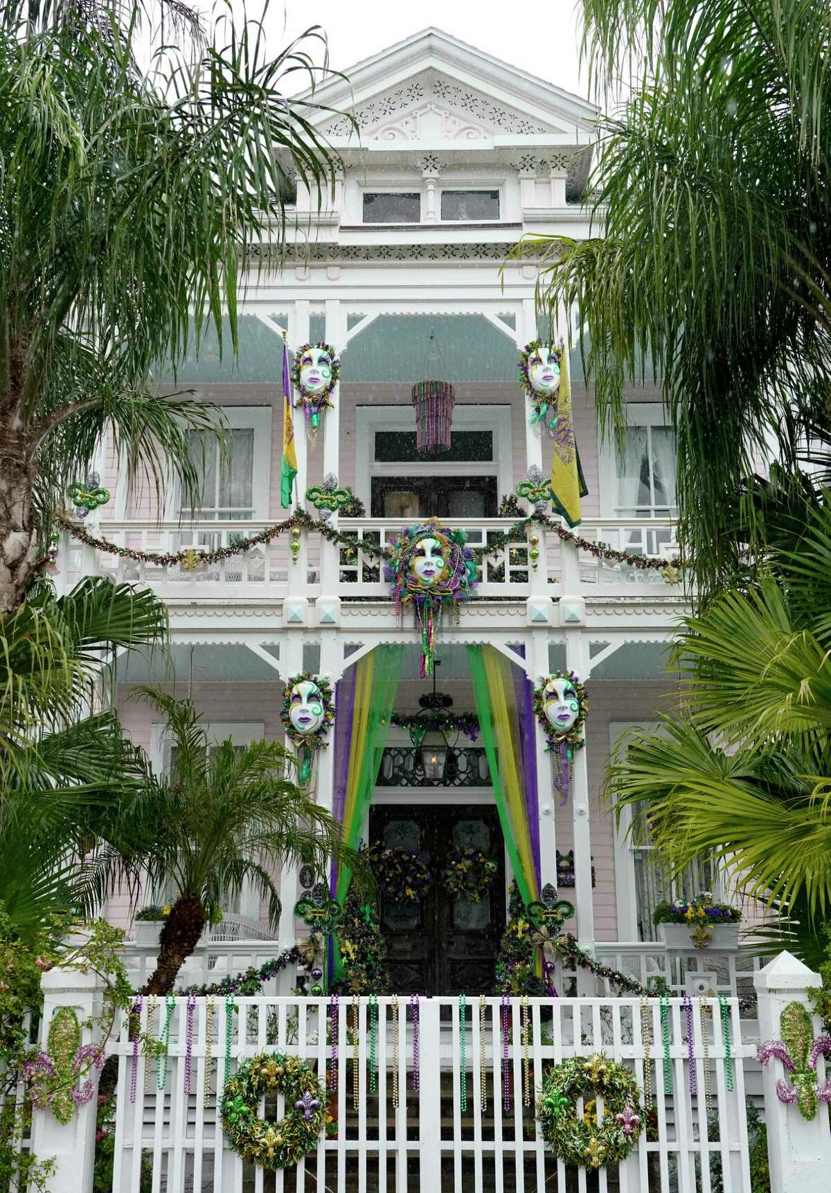 Galveston Historic District’s porch parade celebrates Mardi Gras