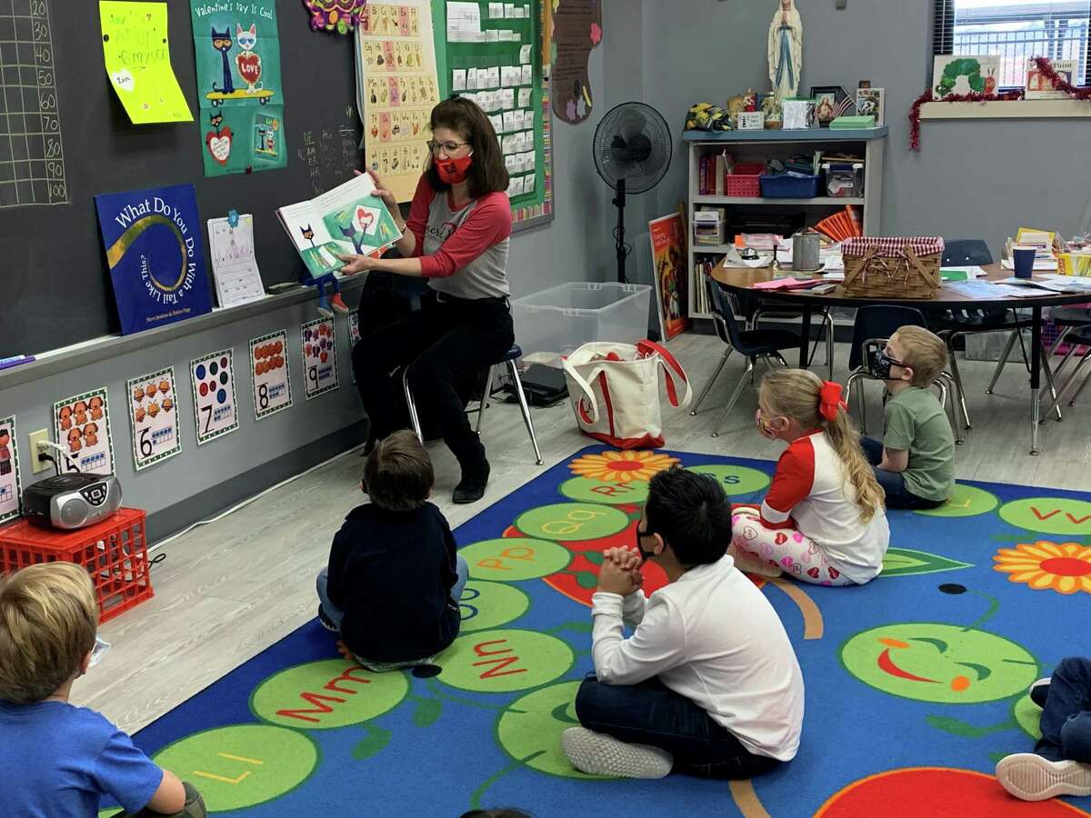 Sacred Heart Catholic School enjoyed a “teacher swap” during Catholic Schools Week and the teachers taught different grade levels for the morning. Mrs. Dianna Carroll, Middle School Language Arts, keeps the Pre-K students entertained by reading her favorite Pete the Cat story.