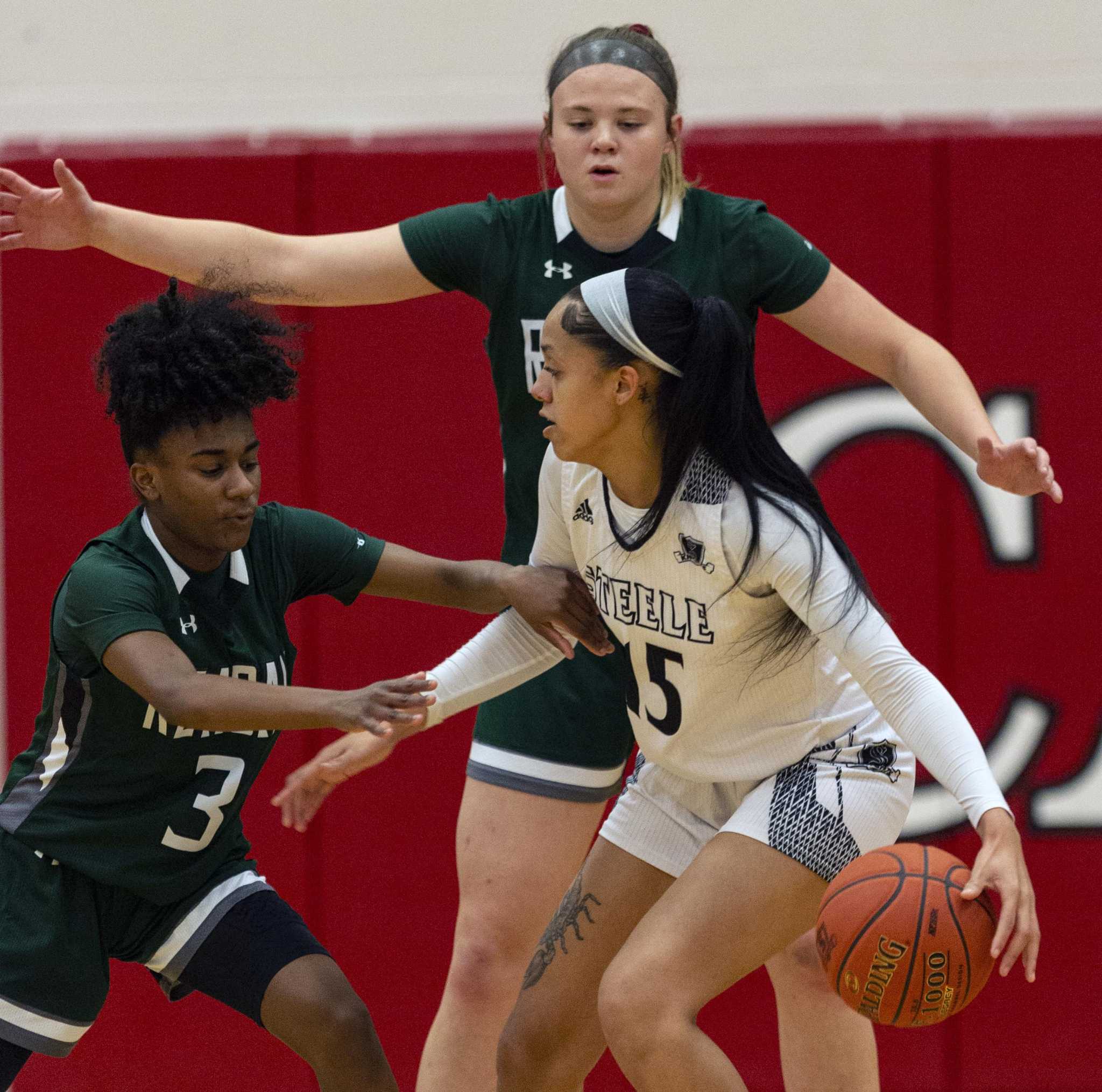 Davis' return helps New Braunfels stun Reagan in playoff opener; Southside  edges Victoria East in thrilling finish; No. 1 Steele fends off Johnson