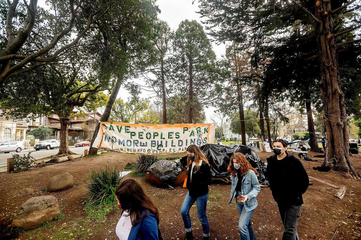 学生们走过人民公园的抗议横幅，加州大学伯克利分校计划在那里为学生和无家可归的人提供住房。