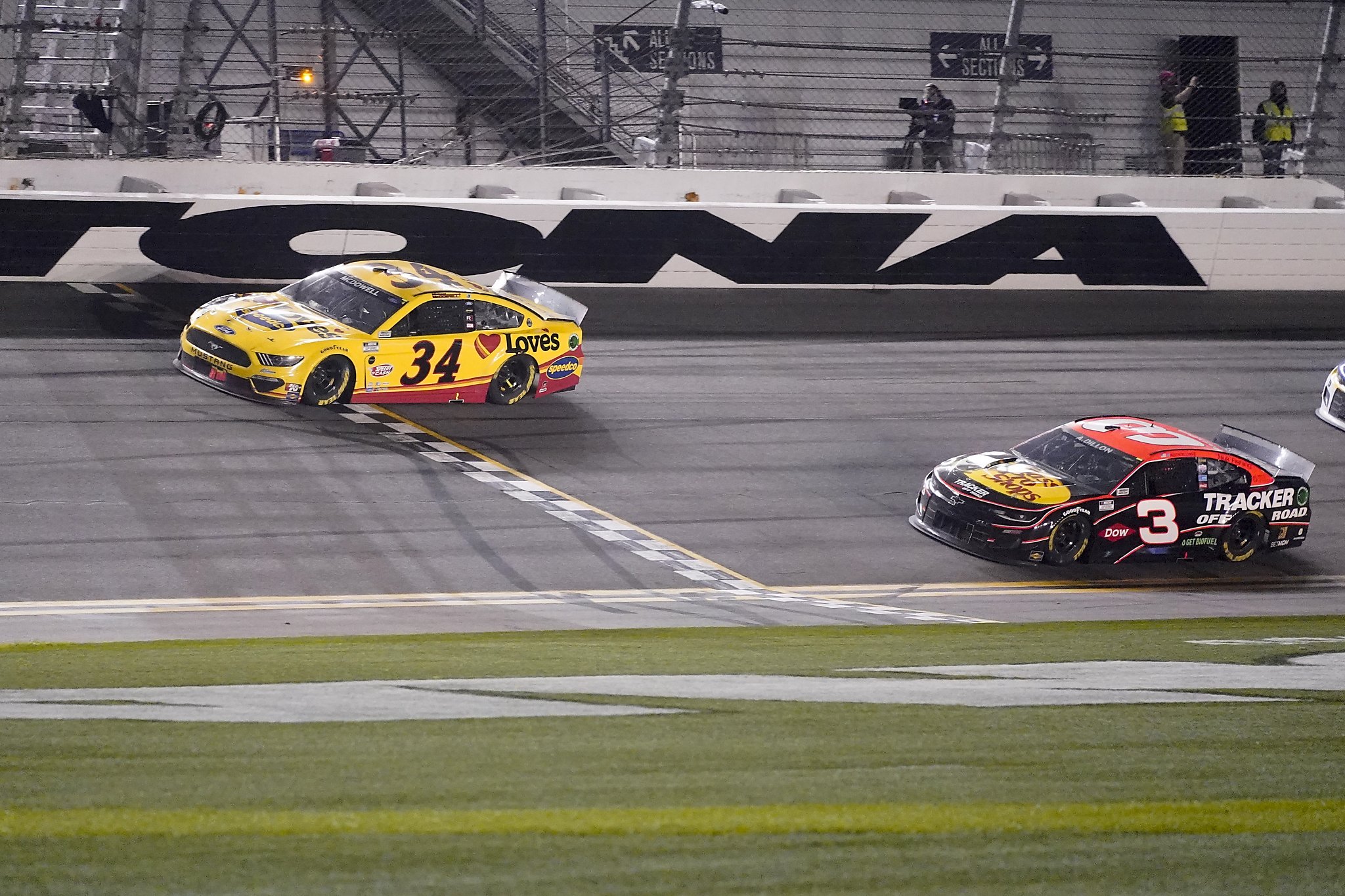 Michael McDowell keeps cool at finish, wins Dayton 500 Michael McDowell keeps cool at finish, wins Dayton 500