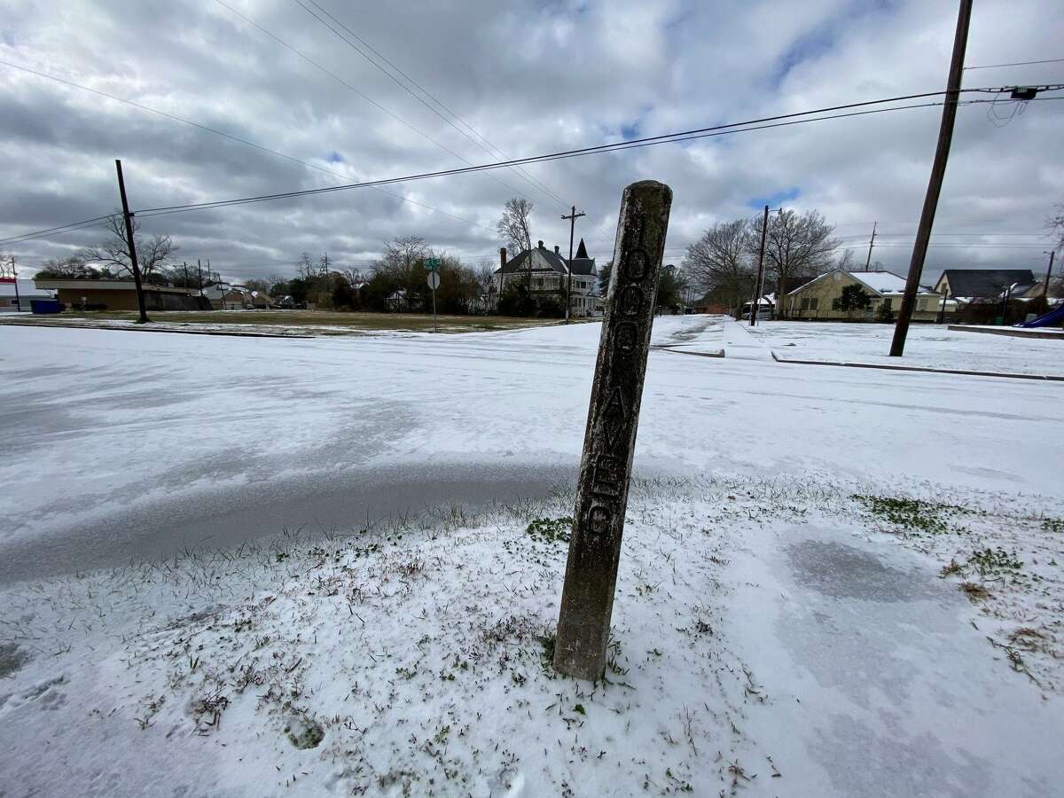 Snow and sleet dust the ground at Ave. A in Beaumont, Texas on the morning of Monday, Feb. 15, 2021. Photo by Kim Brent / Beaumont Enterprise