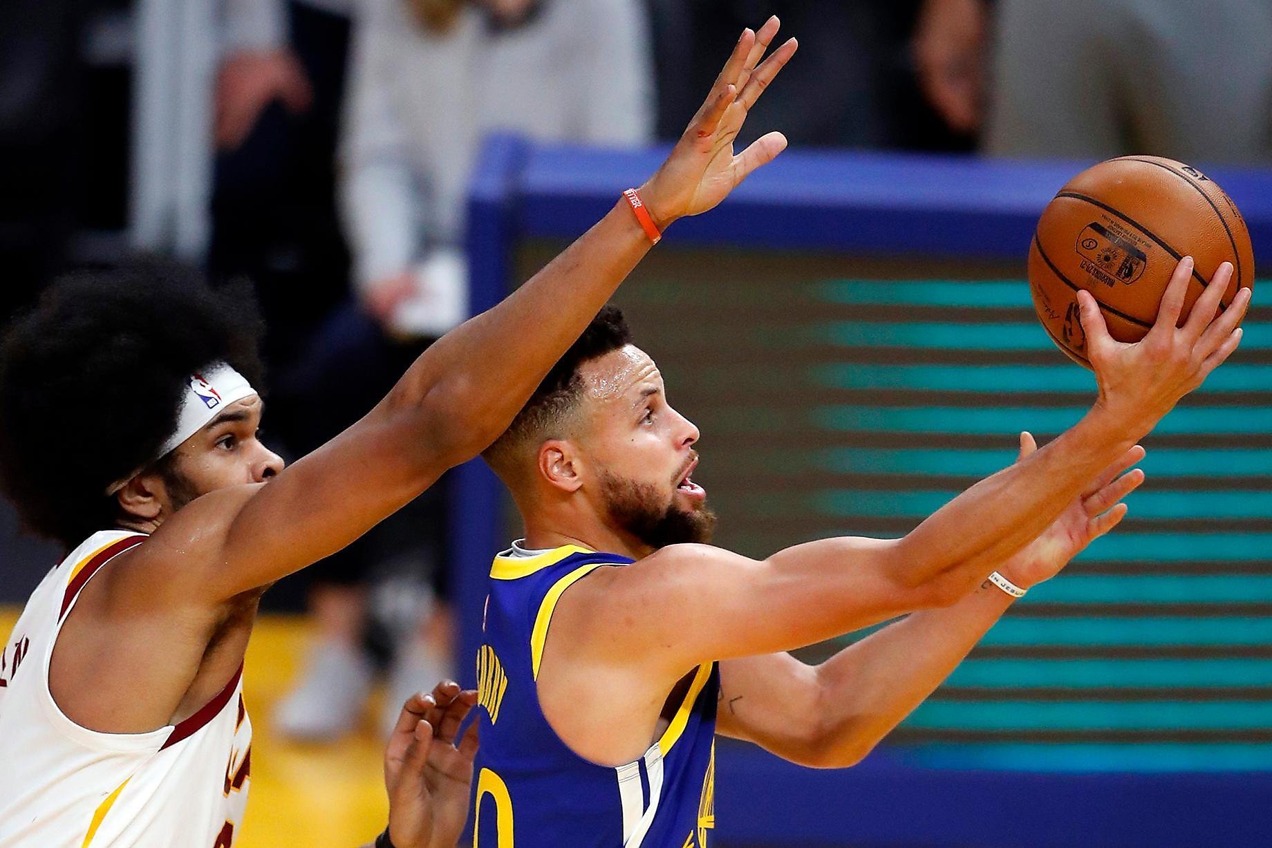 Steph Curry Appears To Suffer Injury In Ugly Warriors Loss