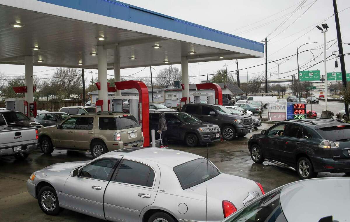 People line up for gas Wednesday, Feb. 17, 2021, at a Mobil gas station near the intersection of Old Spanish Trail and Hwy. 288 in Houston. The station was powered by a large generator.