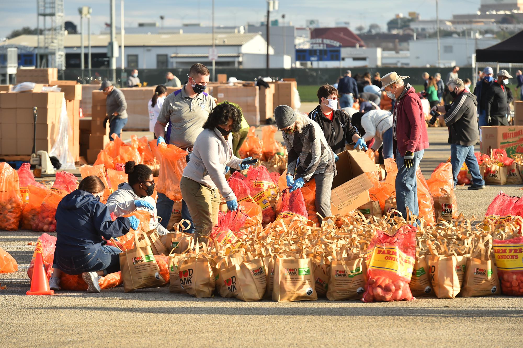 'Critical need' for volunteers to help San Antonio Food Bank serve 35,000 this weekend - Vimarsana News