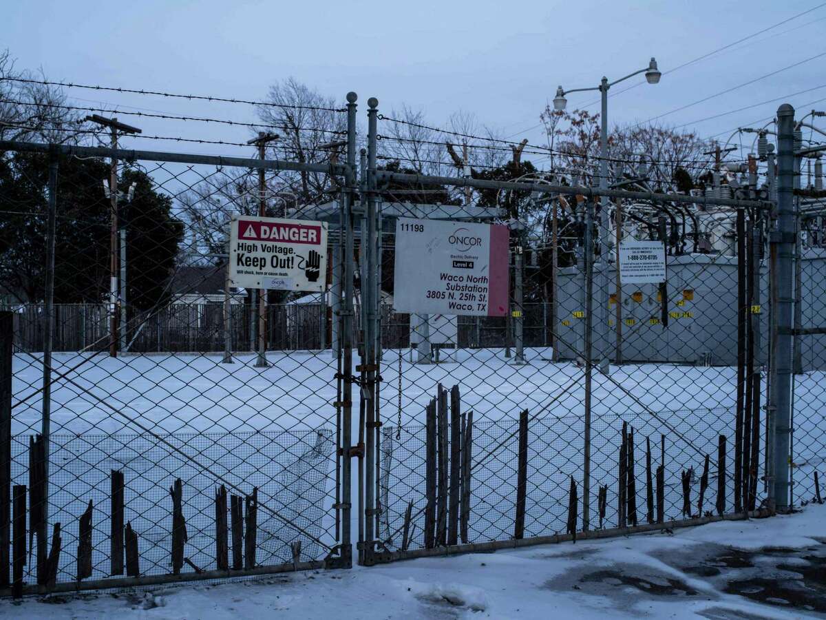 An Oncor power substation is surrounded by snow in Waco, Texas, on February 18, 2021. - A deadly winter weather system that brought record-busting cold to the southern and central United States, knocking out power for millions in oil-rich Texas, blanketed the East Coast in snow February 18, 2021, disrupting coronavirus vaccinations.