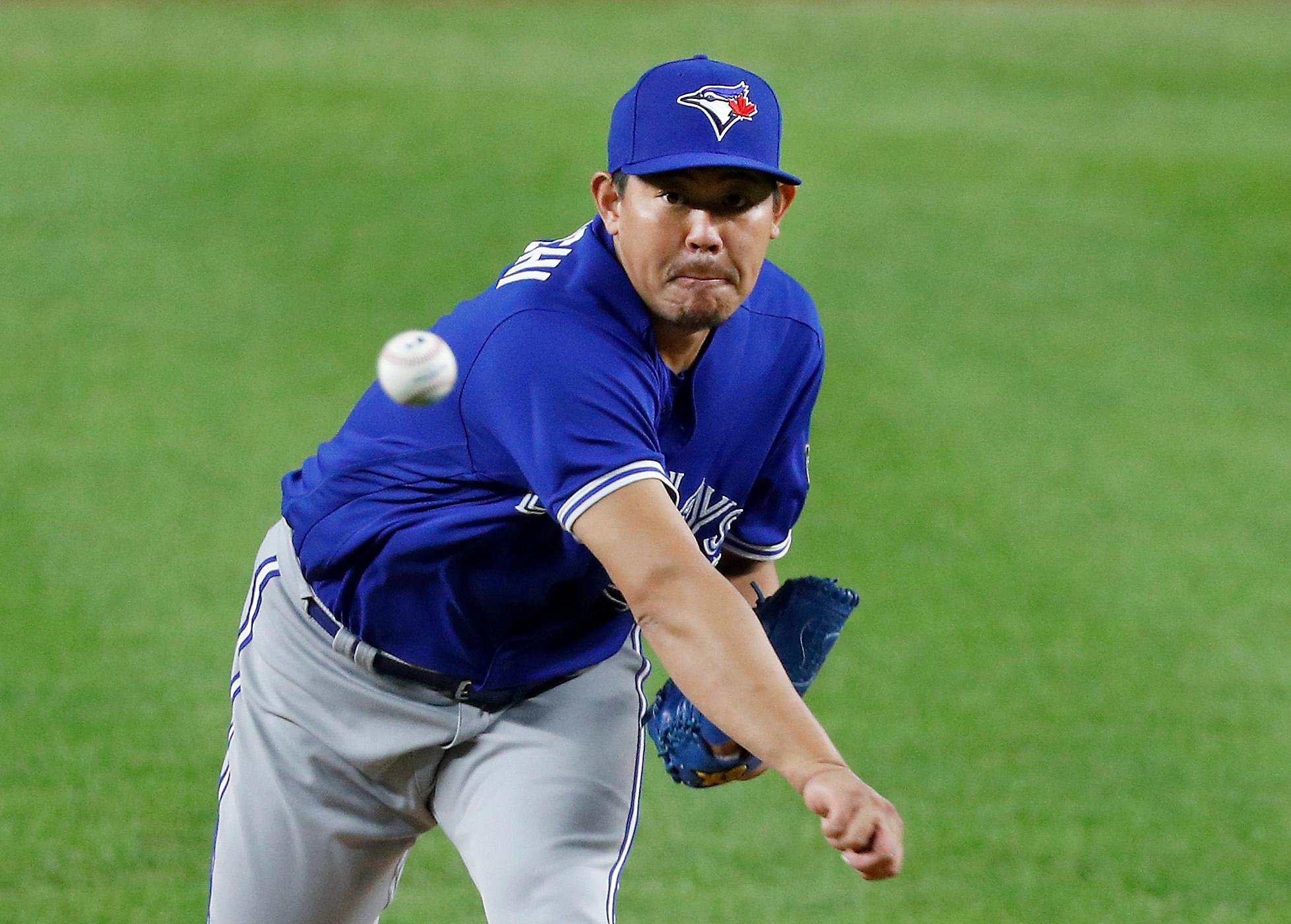 How Giants are handling Donovan Solano, who lost arbitration and faces deep  competition