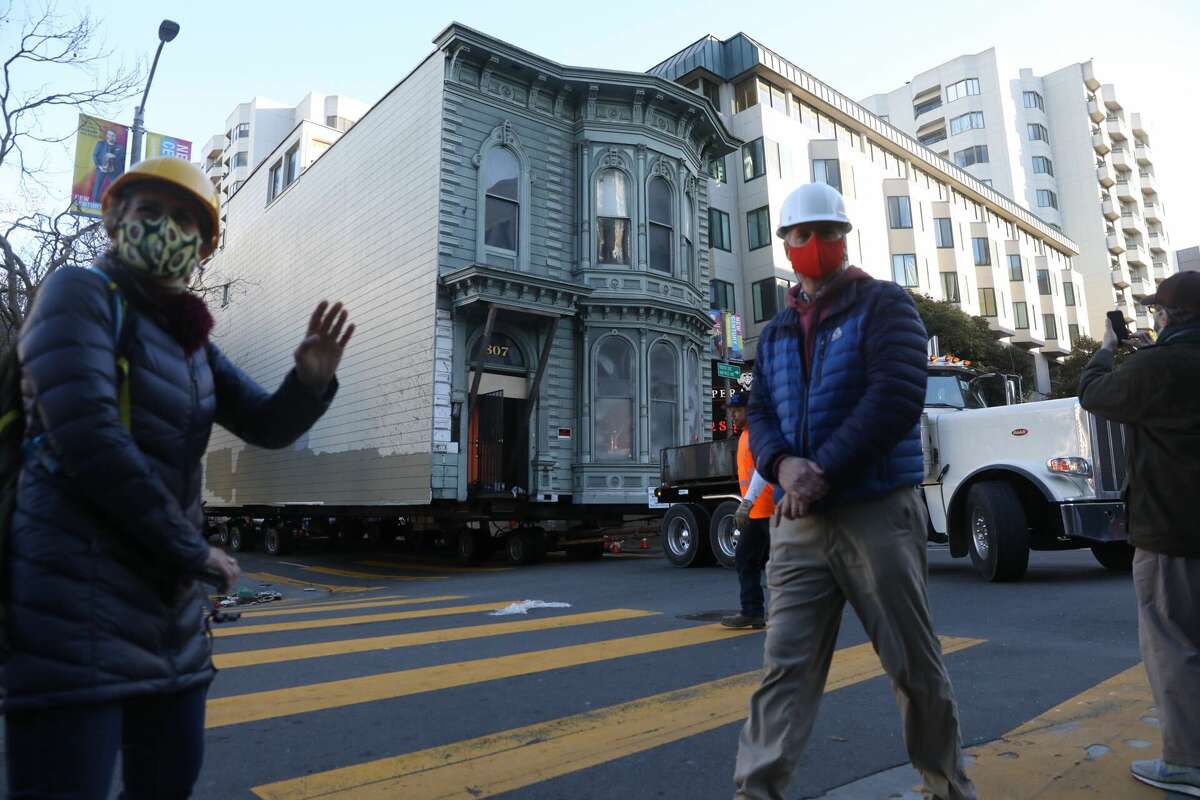 The Victorian home at 807 Franklin Street being moved to its new location at 635 Fulton Street in San Francisco.