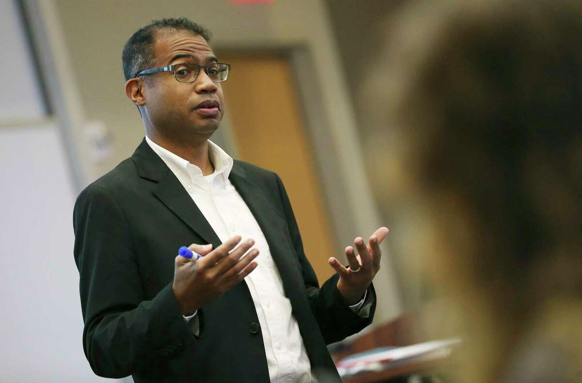 Trinity University history chair Carey Latimore lectures on African American history on Feb. 6, 2020. He wants to begin a new, “third way” of talking about the Alamo and the Texas Revolution, acknowledging slavery as “part of a larger number of issues” but not the main reason for the war of independence from Mexico.