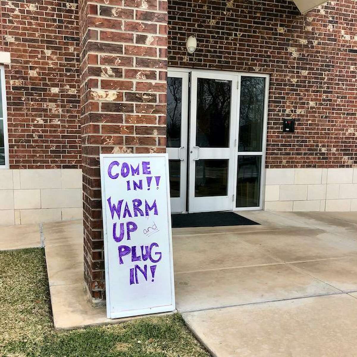 Mattress store owner opens doors as shelter for people without power in  Texas