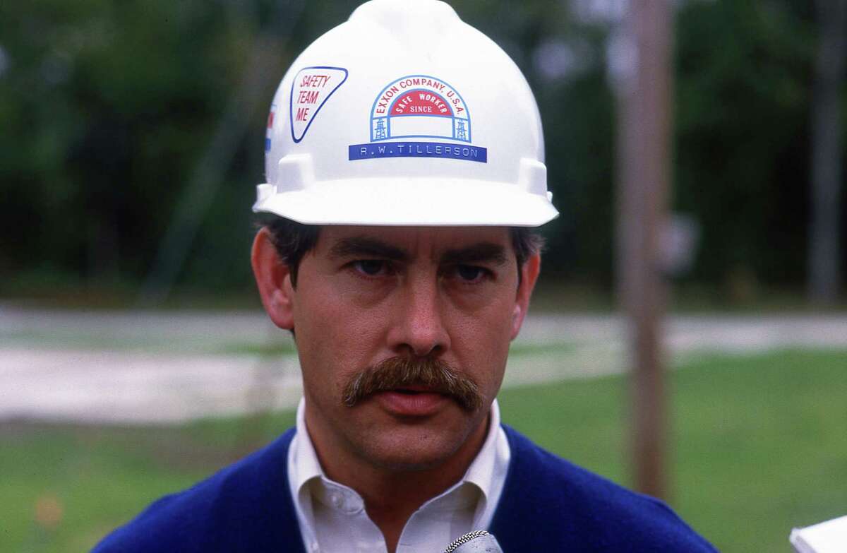 11/11/1986 - Exxon Operations Manager Rex Tillerson speaks to news media about Exxon pipeline explosion that rocked Baytown's Lakewood subdivision, destroyed a spacious, two-bedroom home and sent flames shooting 150 feet in the air.